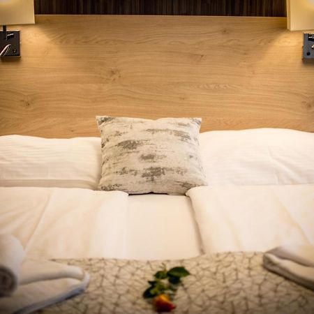 Easy Suites เฮวิซ ภายนอก รูปภาพ