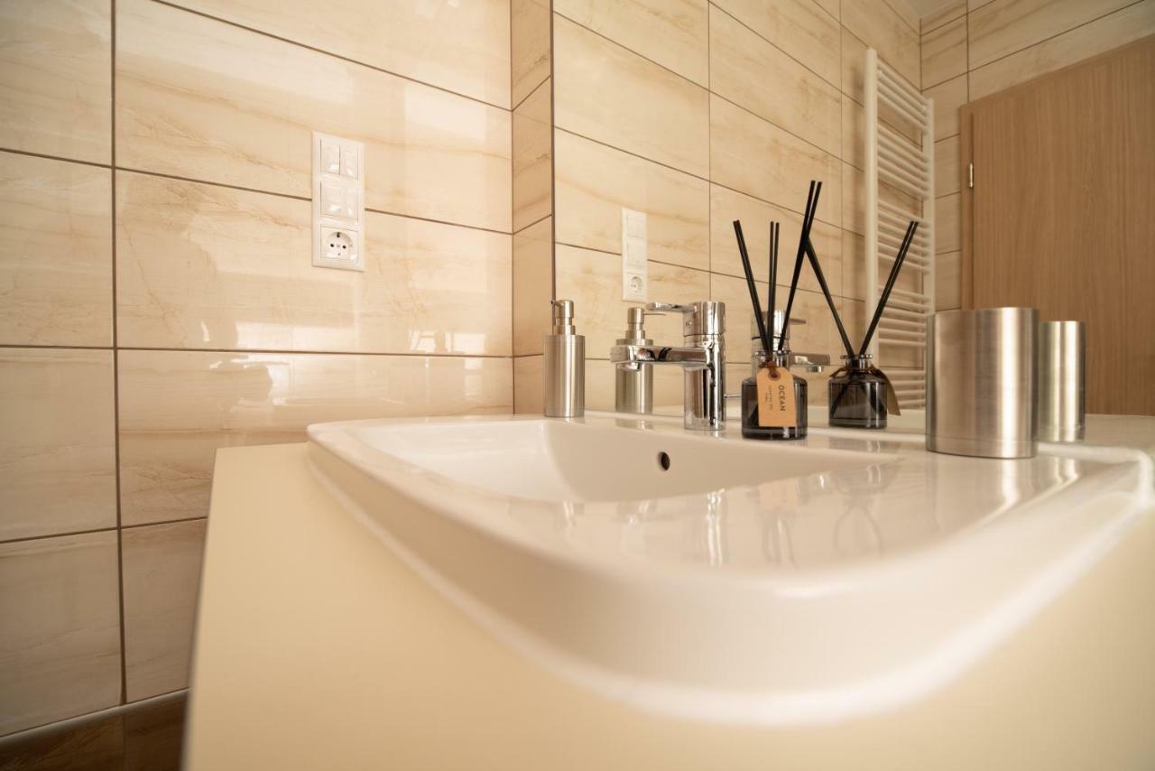 Easy Suites เฮวิซ ภายนอก รูปภาพ