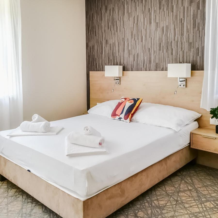 Easy Suites เฮวิซ ภายนอก รูปภาพ